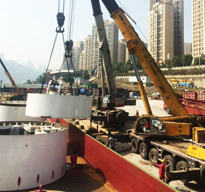 察哈尔右翼中吊车作业中