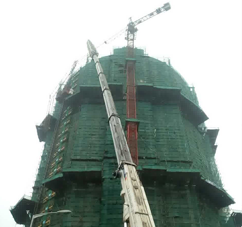 察哈尔右翼中吊车在工地上作业